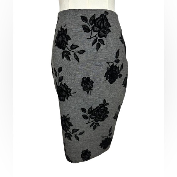 White House Black Market Dresses & Skirts - White House Black Market Gray Pencil Skirt with Black Floral Appliqué Size 00